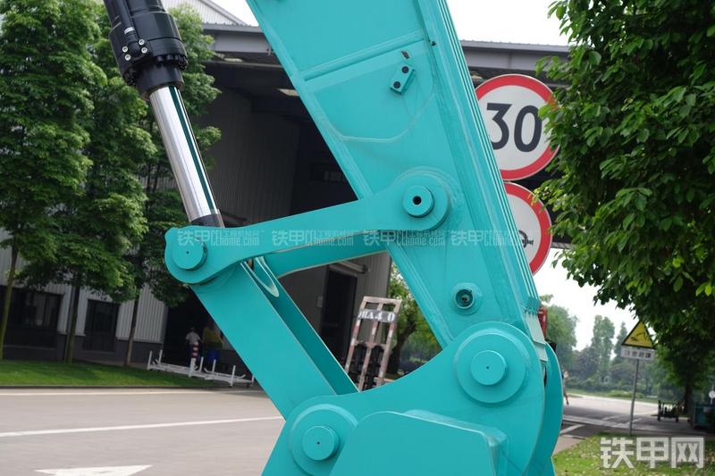 神钢SK380D挖掘机局部