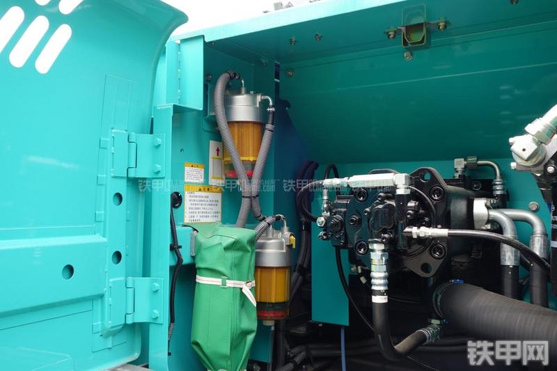 神钢SK330-8挖掘机局部