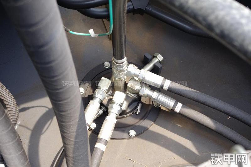 神钢SK380D挖掘机局部