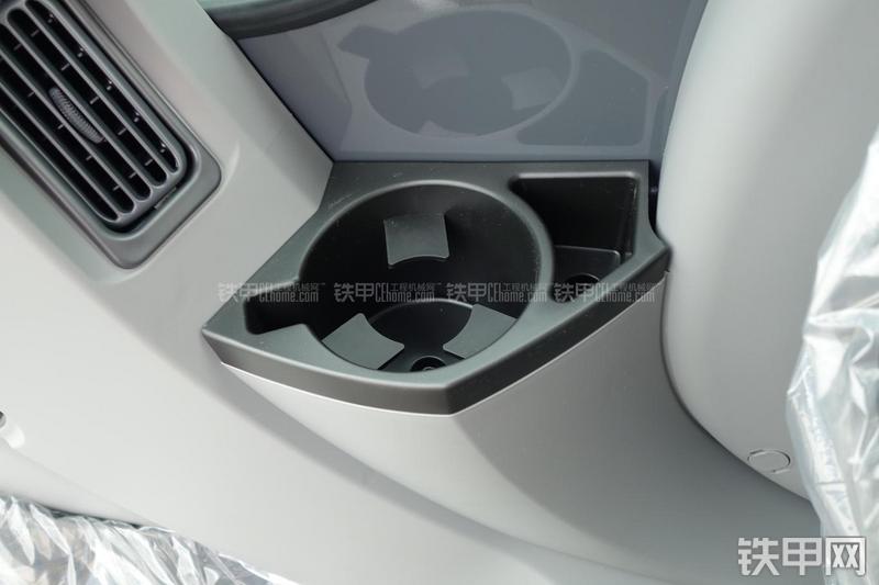 神钢SK330-8挖掘机局部