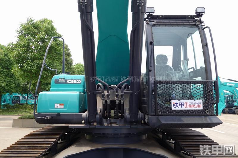 神钢SK380D挖掘机局部