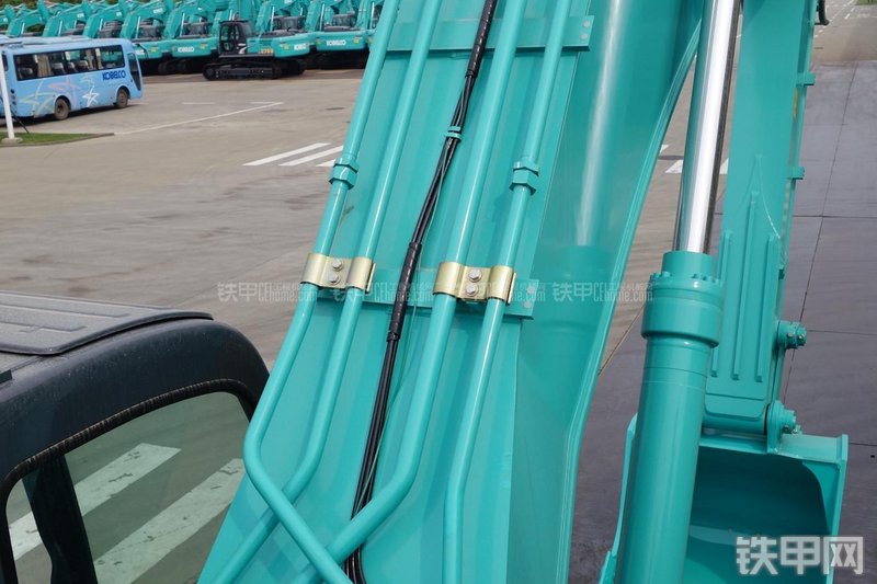 神钢SK330-8挖掘机局部