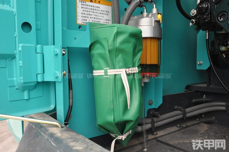 神钢SK270D挖掘机局部