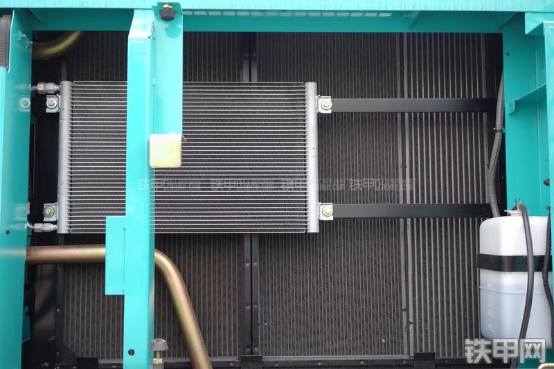 神钢SK380D挖掘机局部