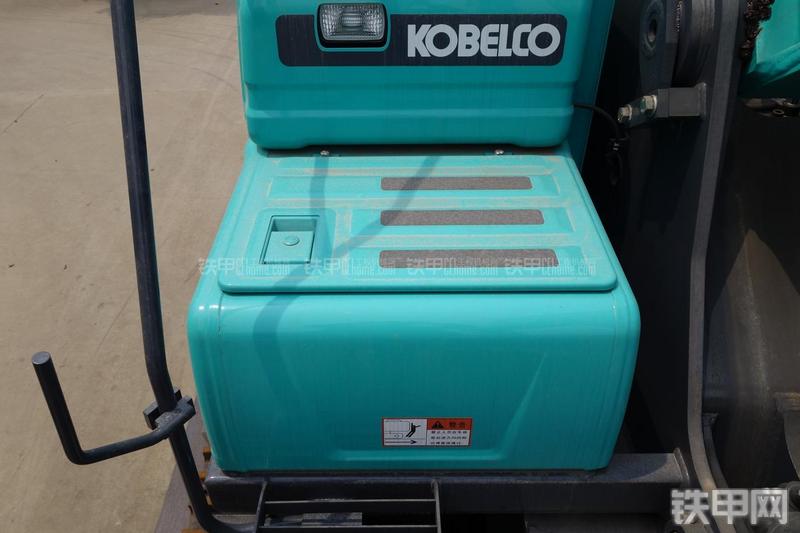 神钢SK380D挖掘机局部