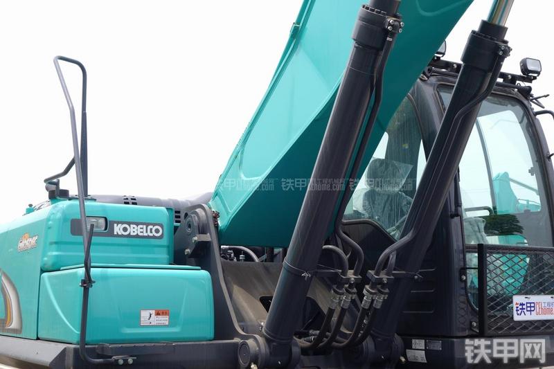 神钢SK380D挖掘机局部