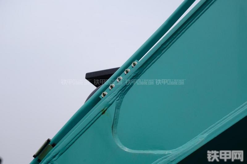 神钢SK380D挖掘机局部