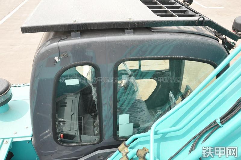 神钢SK270D挖掘机局部