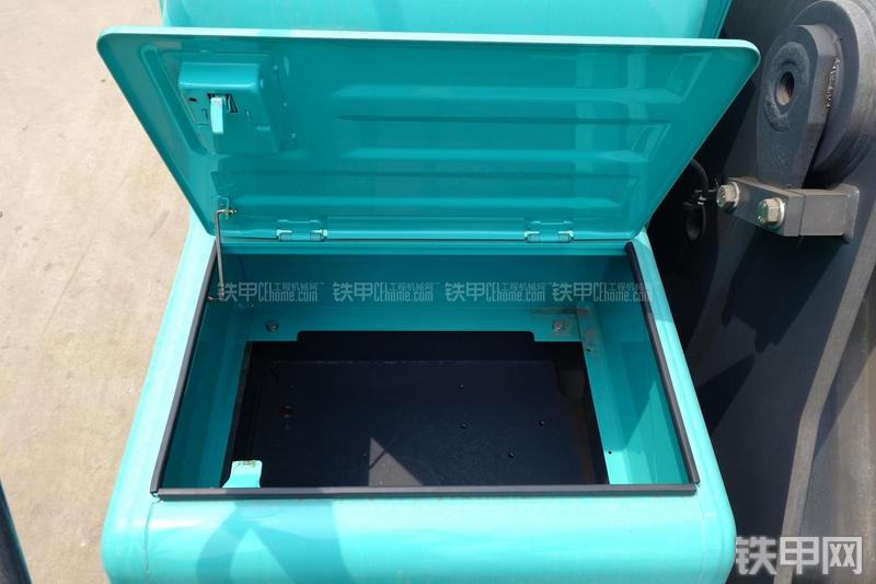 神钢SK380D挖掘机局部