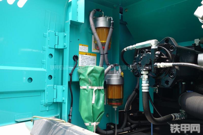 神钢SK380D挖掘机局部