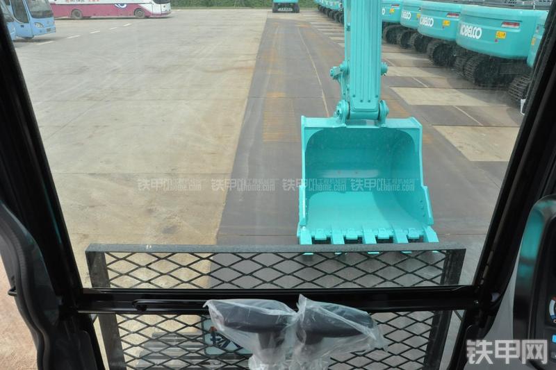 神钢SK270D挖掘机局部