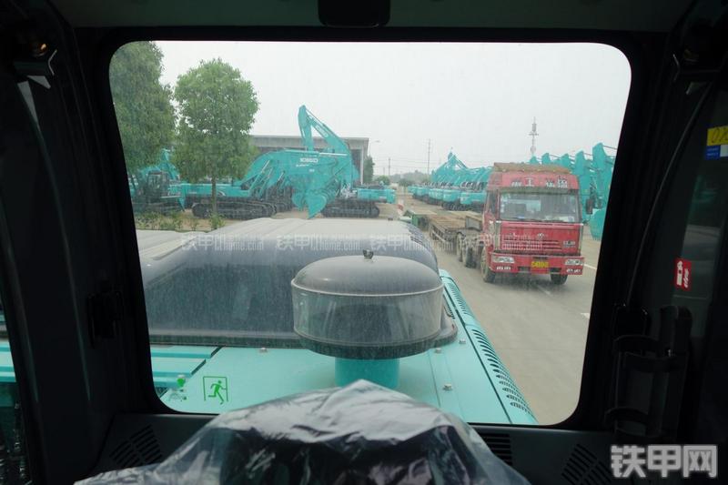 神钢SK330-8挖掘机局部