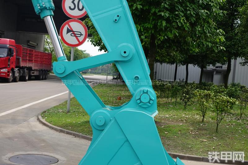 神钢SK330-8挖掘机局部