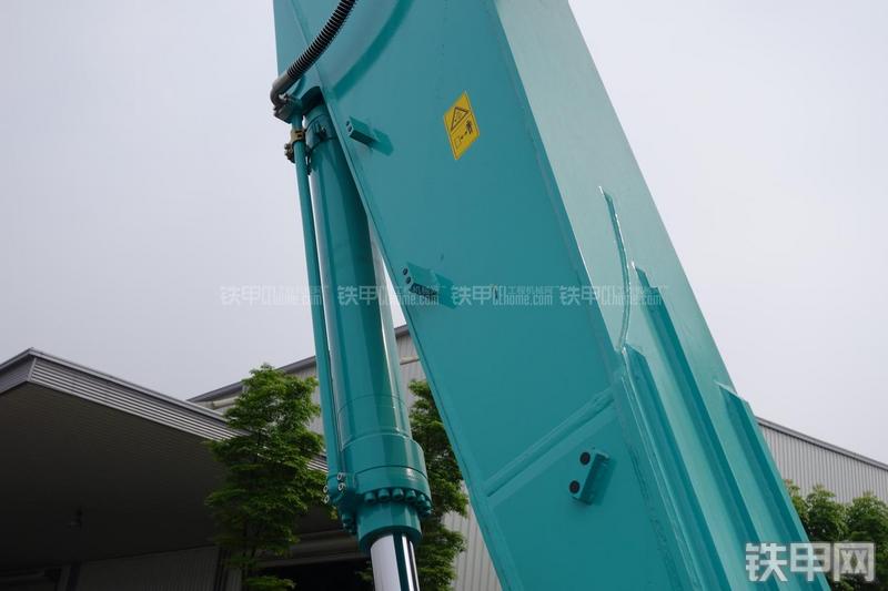 神钢SK330-8挖掘机局部