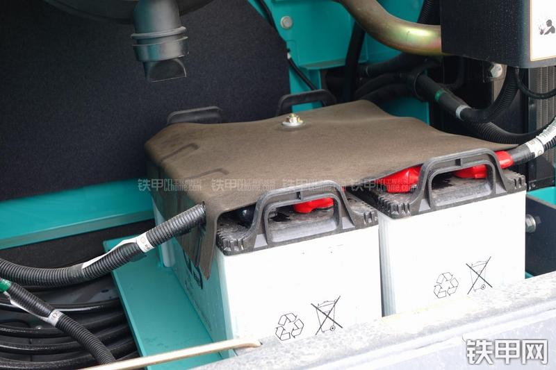 神钢SK380D挖掘机局部