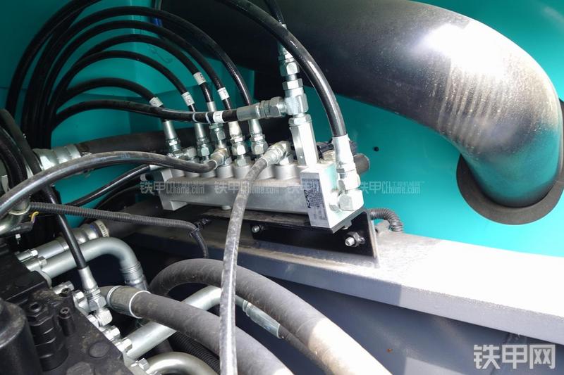 神钢SK380D挖掘机局部