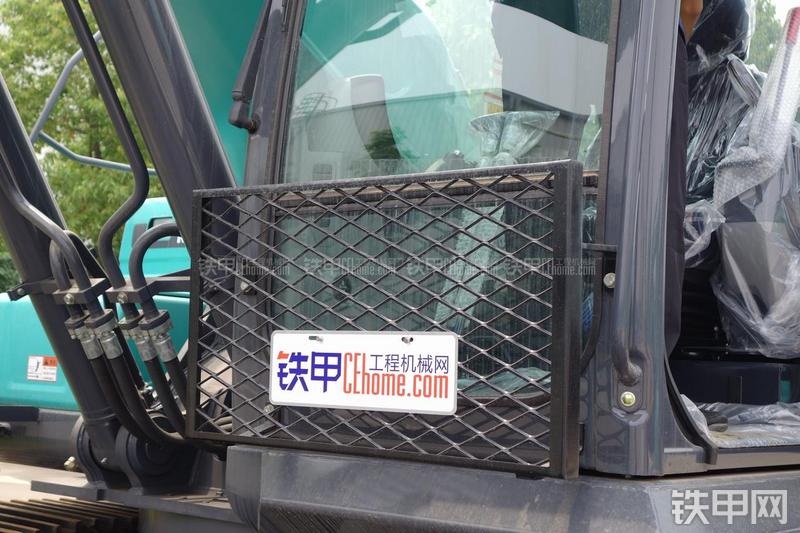 神钢SK380D挖掘机局部