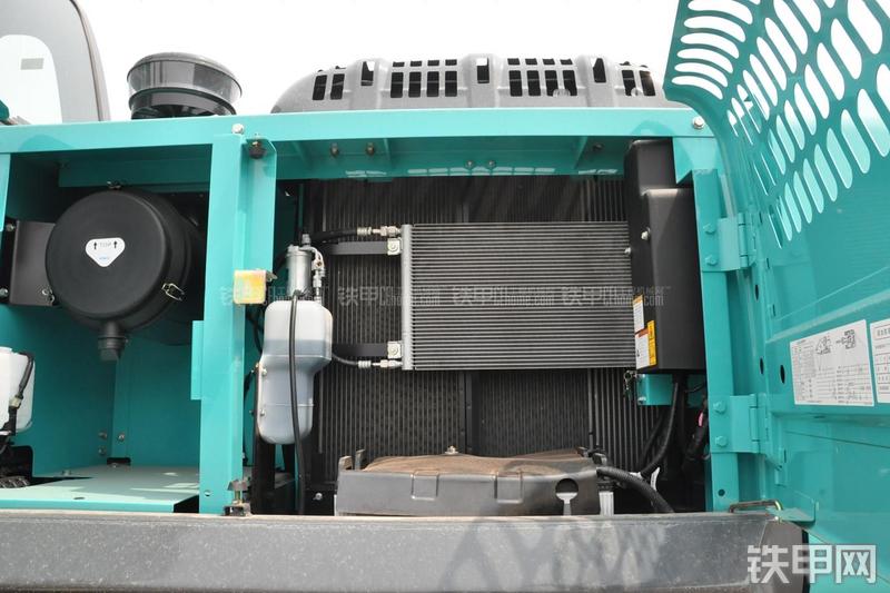 神钢SK270D挖掘机局部