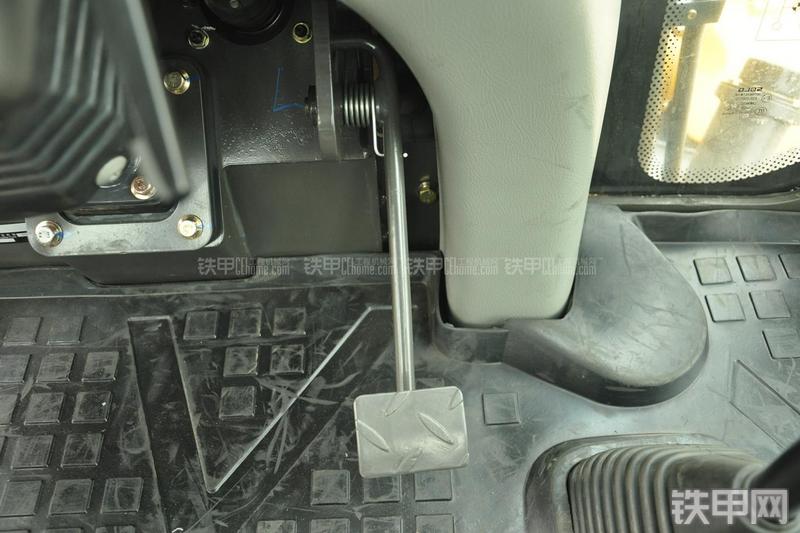 山东临工B877挖掘装载机局部