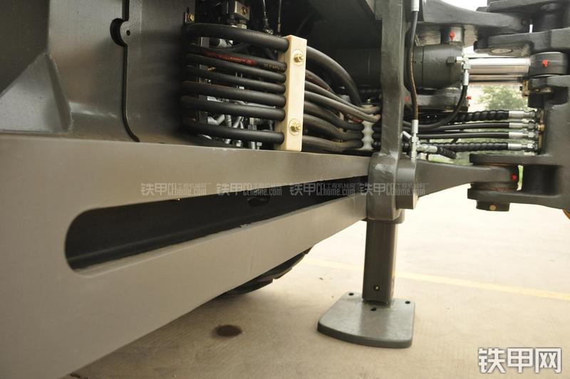 山东临工B877挖掘装载机局部