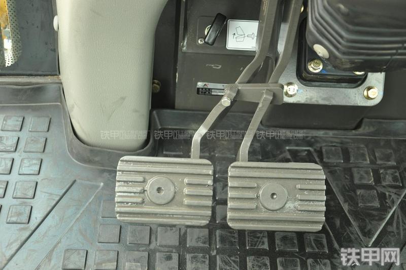 山东临工B877挖掘装载机局部