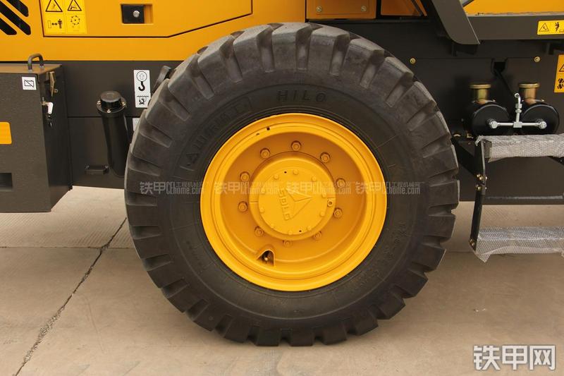 山东临工LG933L装载机局部