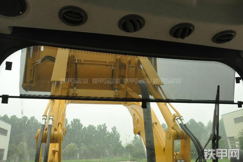 山东临工B877挖掘装载机局部