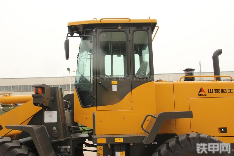 山东临工LG933L装载机局部