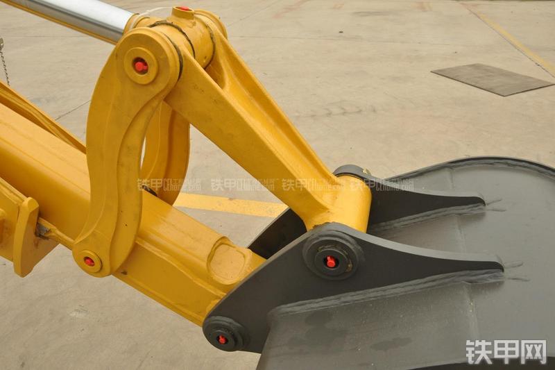 山东临工B877挖掘装载机局部