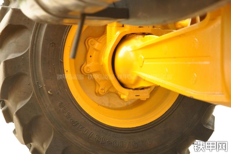 山东临工B877挖掘装载机局部