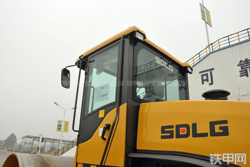 山东临工RS8140压路机局部