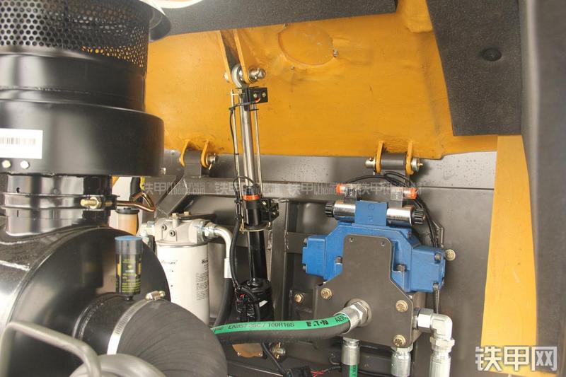 山东临工RS8140压路机局部