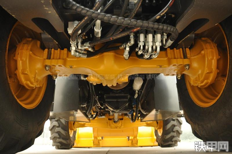 山东临工B877挖掘装载机局部