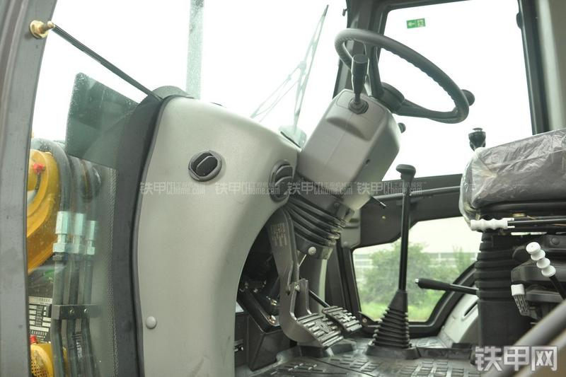 山东临工B877挖掘装载机局部