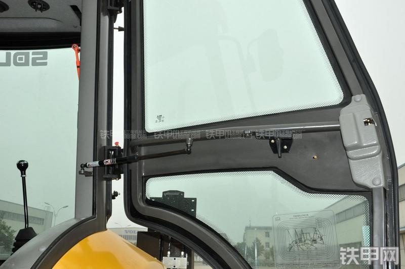 山东临工B877挖掘装载机局部