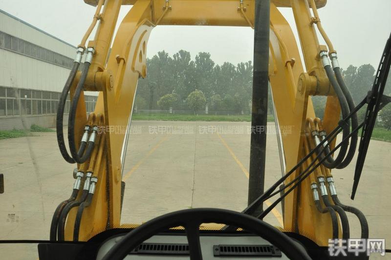 山东临工B877挖掘装载机局部