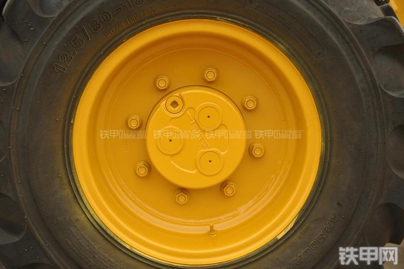 山东临工B877挖掘装载机局部