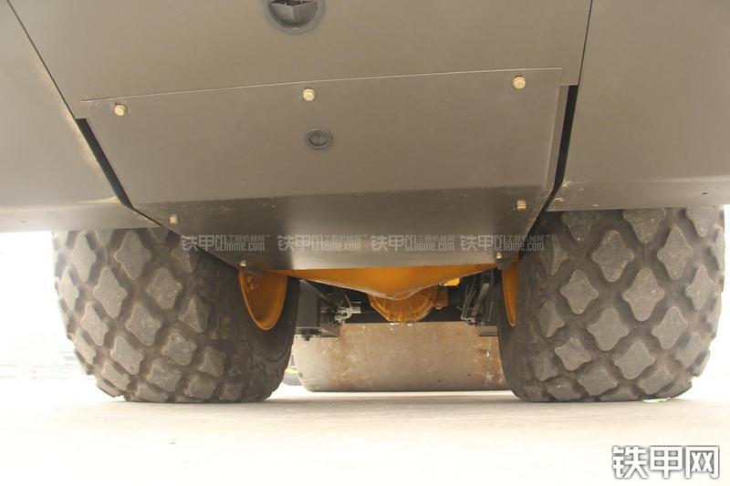 山东临工RS8140压路机局部