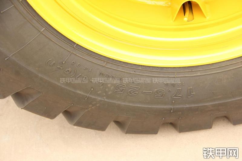 山东临工LG933L装载机局部