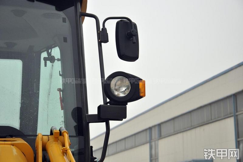 山东临工B877挖掘装载机局部