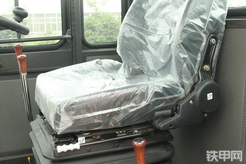 山东临工LG933L装载机局部