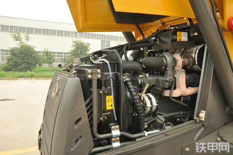 山东临工B877挖掘装载机局部