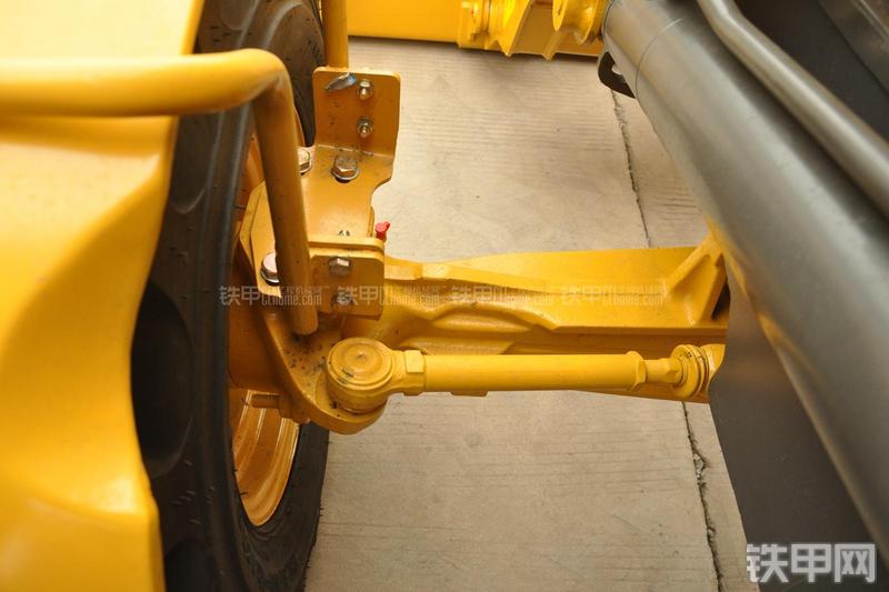 山东临工B877挖掘装载机局部