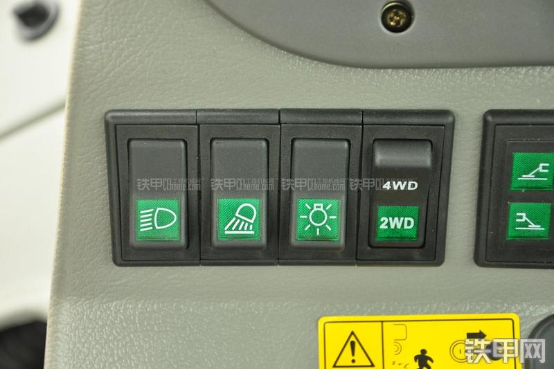 山东临工B877挖掘装载机局部