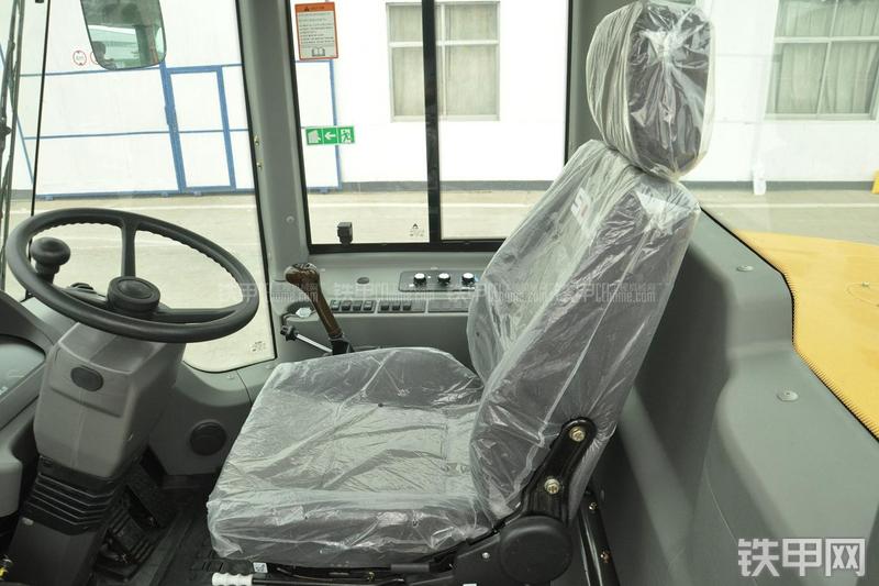 山东临工RS8140压路机局部