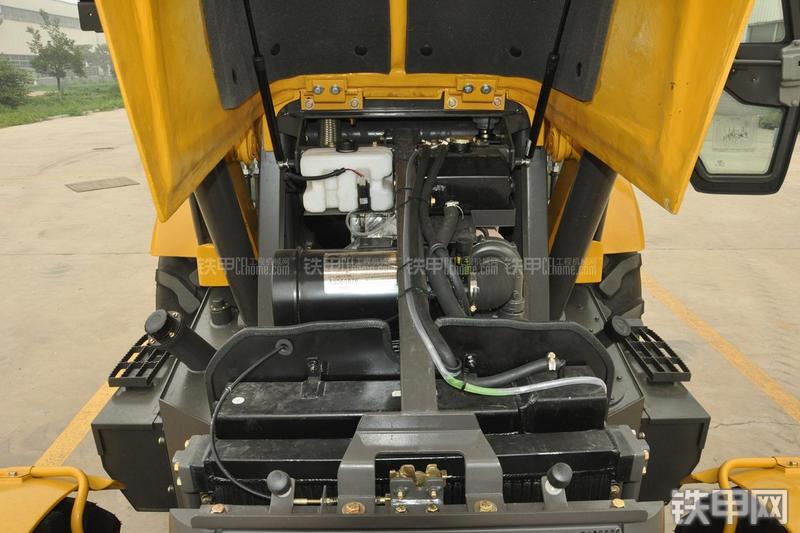 山东临工B877挖掘装载机局部