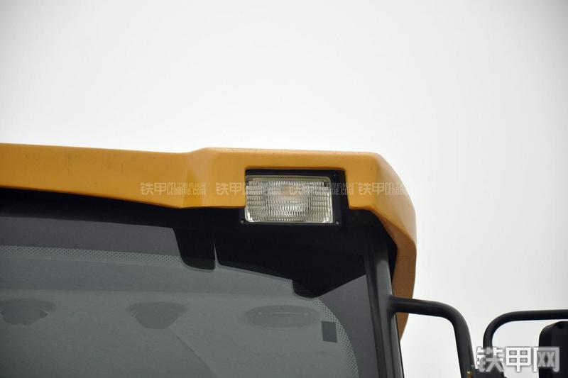 山东临工B877挖掘装载机局部