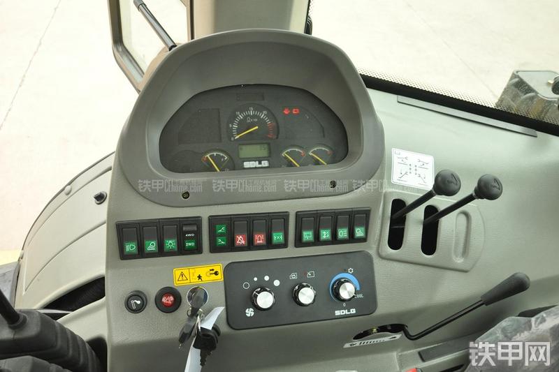 山东临工B877挖掘装载机局部