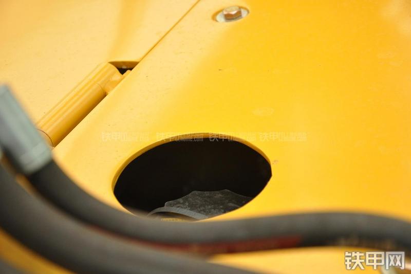 山东临工B877挖掘装载机局部