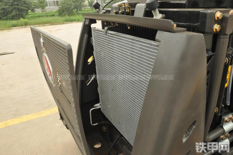 山东临工B877挖掘装载机局部